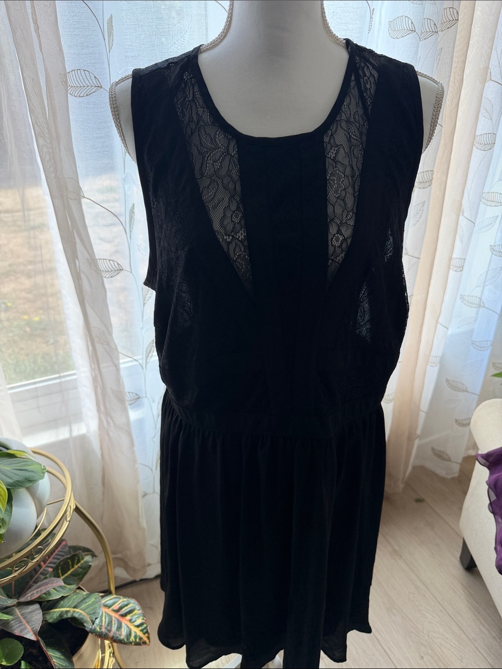 Black Lace-Trim Sleeveless Women's Dress